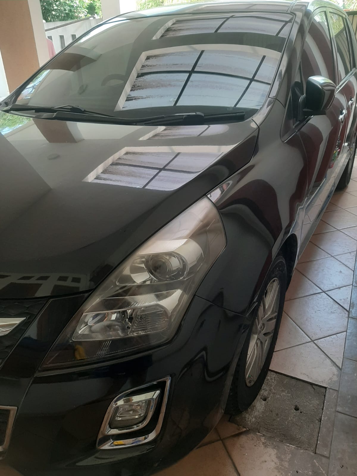 Mazda 8 2012
